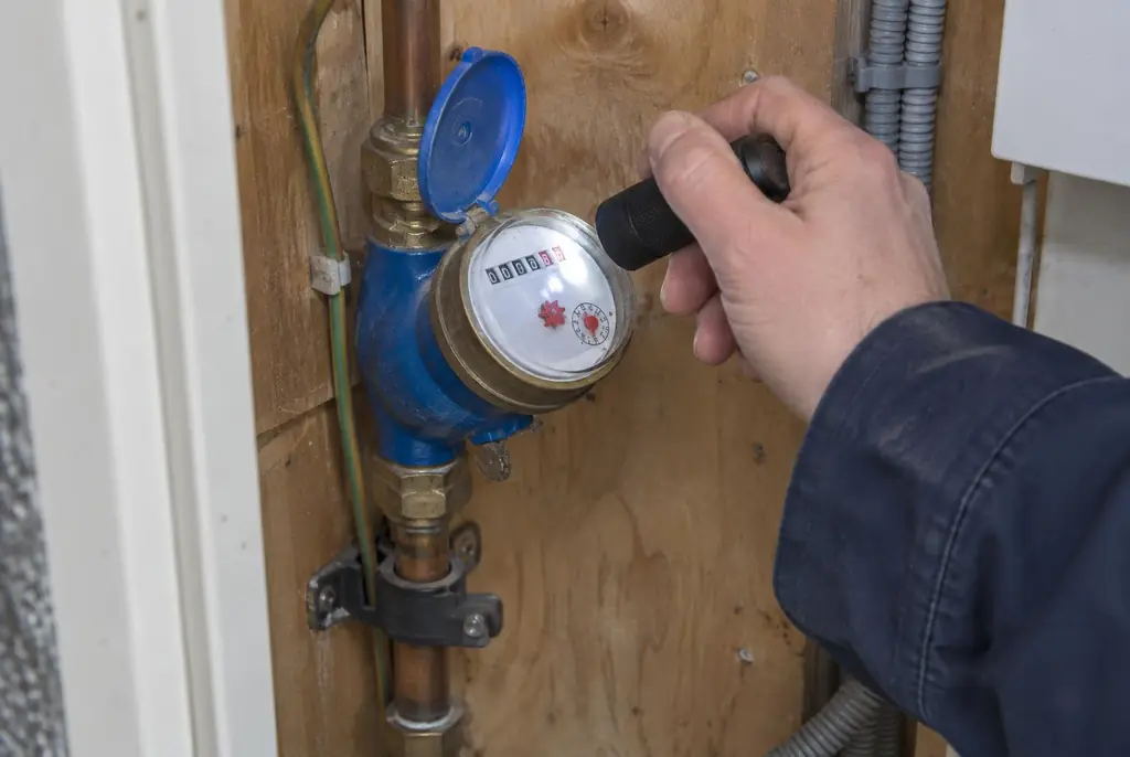 Lekdetectie Nieuwerkerk aan den IJssel – watermeter in de meterkast controleren met een zaklamp